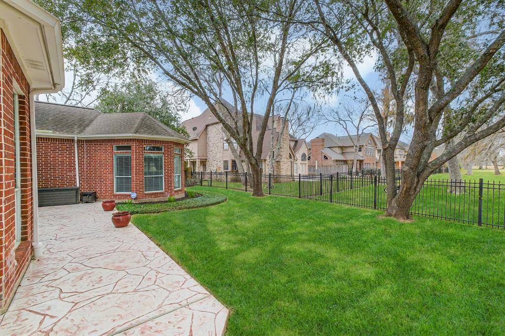 SPACIOUS YARD FOR YOUR KIDS AND FURRY FRIENDS TO RUN & PLAY.