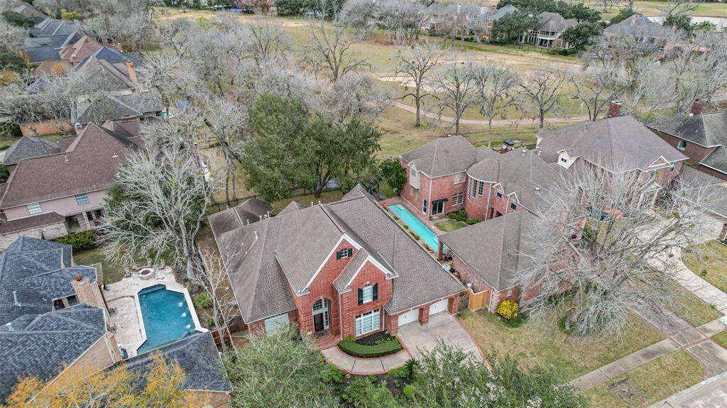 HOME FEATURES 3 BEDROOMS & 2.5 BATH WITH A SPACIOUS DRIVEWAY LEADING TO A TWO-CAR GARAGE, PROVIDING AMPLE PARKING SPACE.