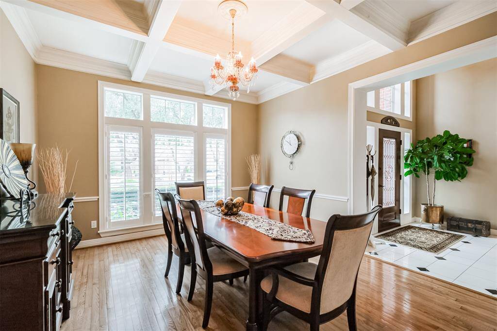 GRAND 2-STORY ENTRANCE WITH CURVED STAIRCASE TRULY GIVES A STATEMENT FEATURE COMBINING ARCHITECTURAL BEAUTY WITH A SPACIOUS LAYOUT.
