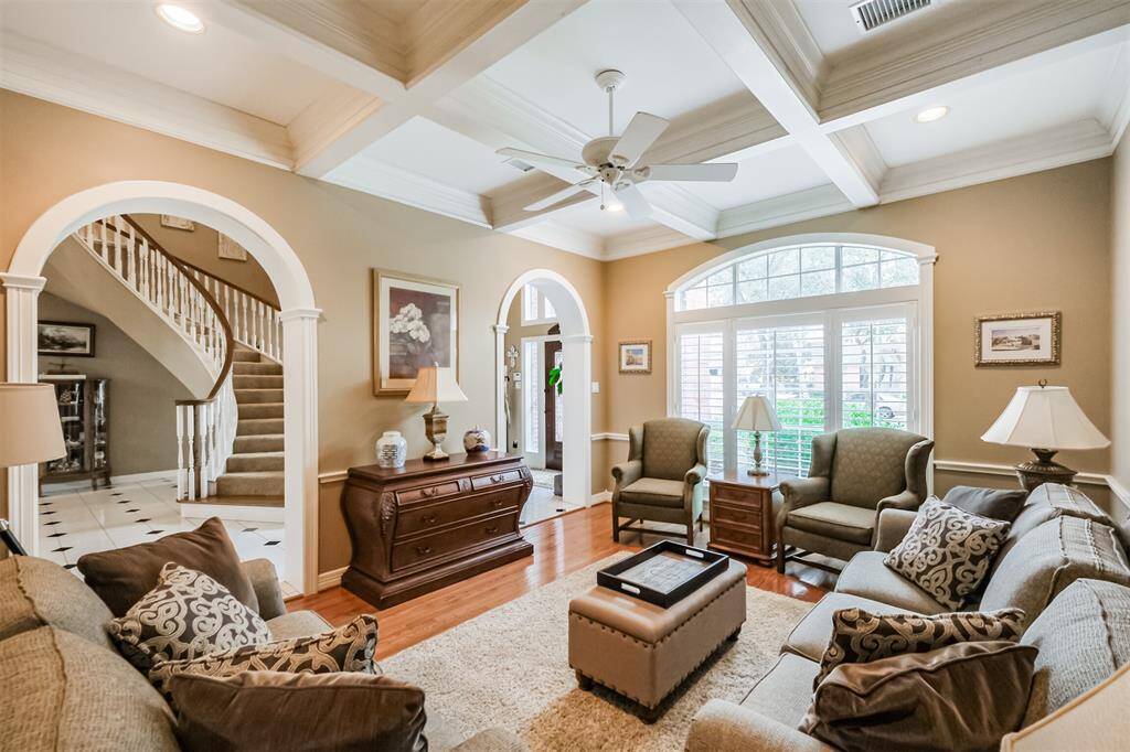 BREATHTAKING WALL-SIZED WINDOWS FLOOD THE SPACE WITH NATURAL LIGHT AND PROVIDE PICTURE-PERFECT VIEWS.