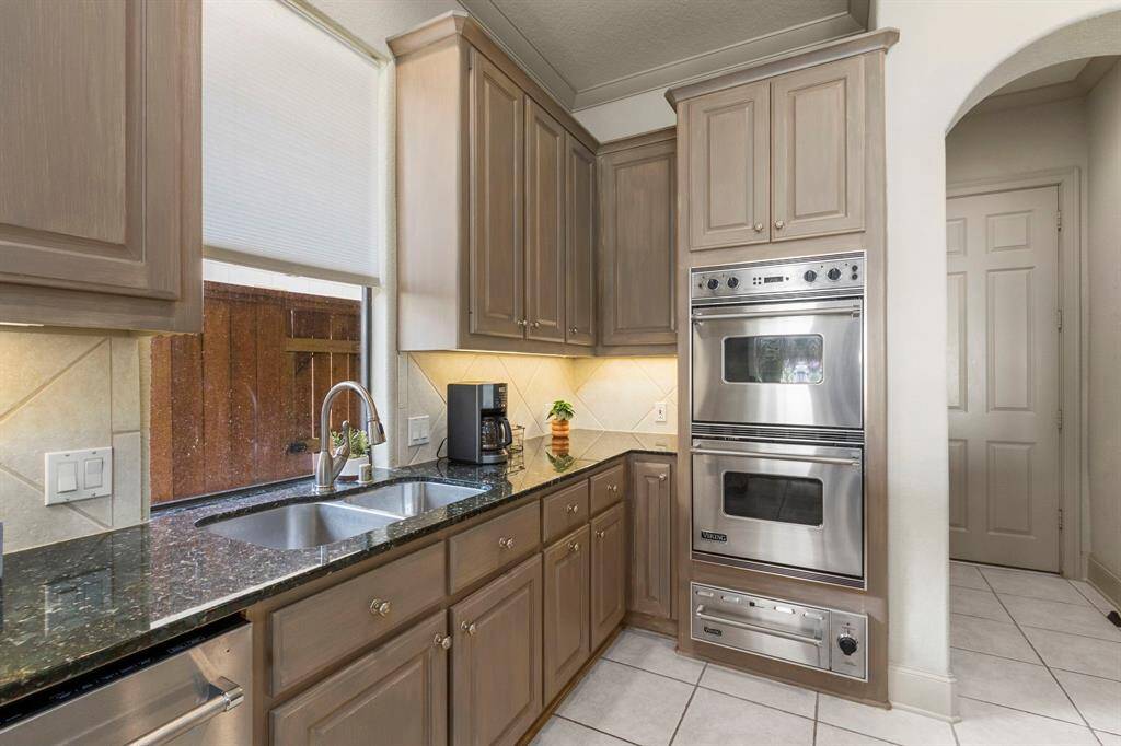 The Kitchen also offers a Viking Double Oven and Warming Drawer.