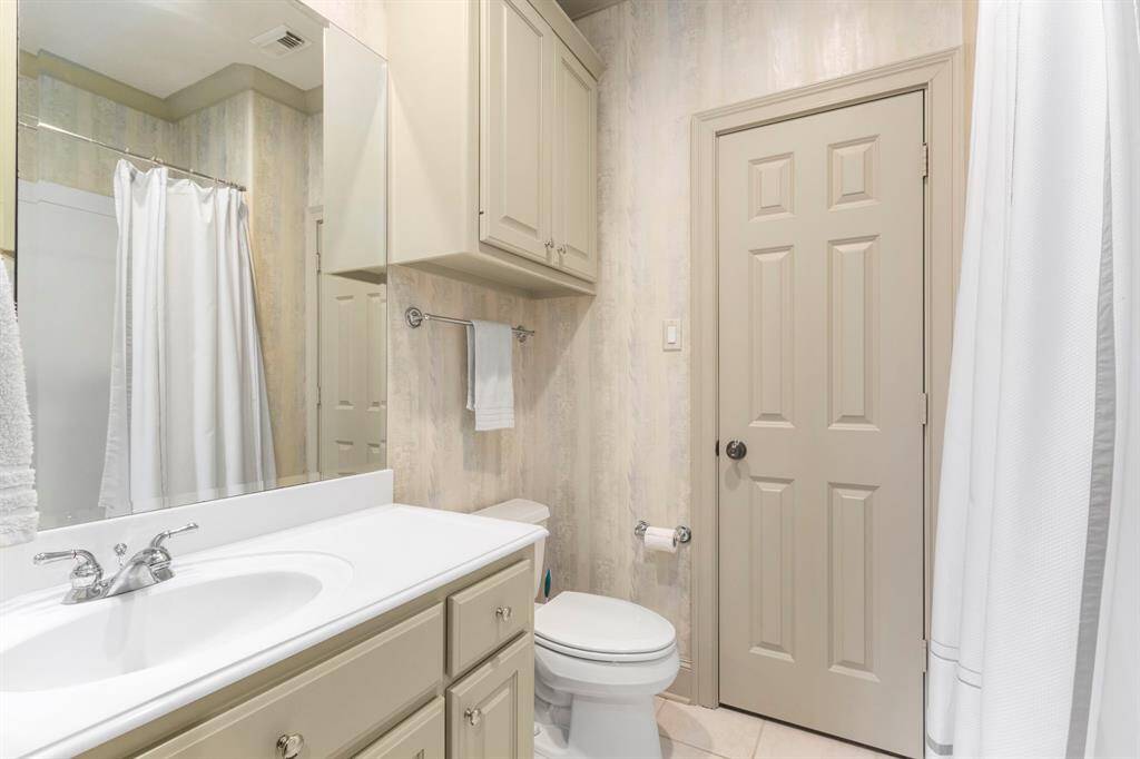 The Private Ensuite Bathroom for 4th Bedroom.