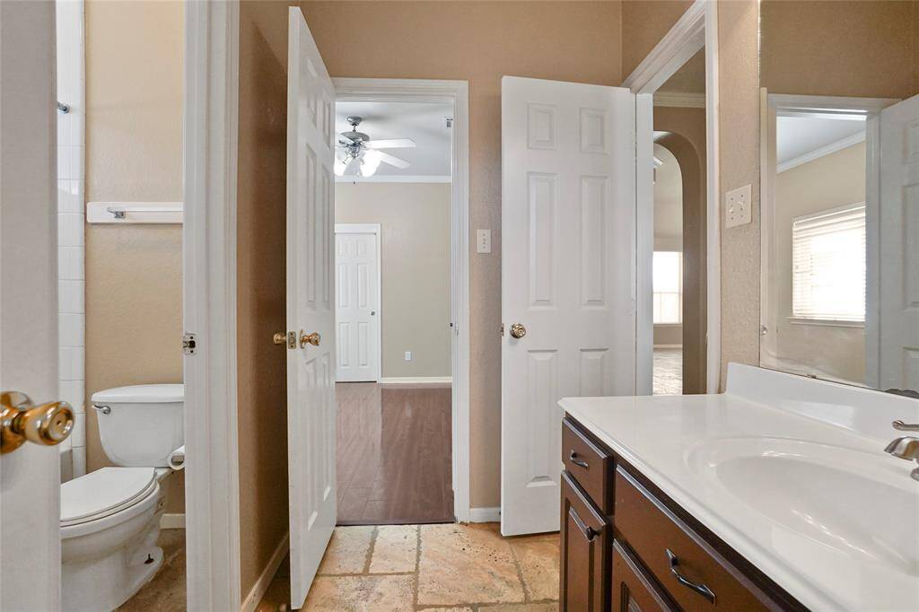Conveniently located between two bedrooms, this Hollywood bath offers a shared space for comfort and privacy.