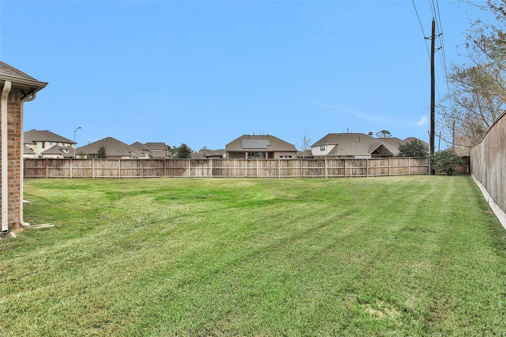 Oversized backyard with plenty of space for a play area or pool!