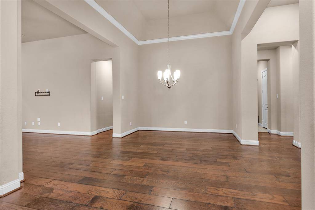 Spacious open-plan dining area, perfect for entertaining.
