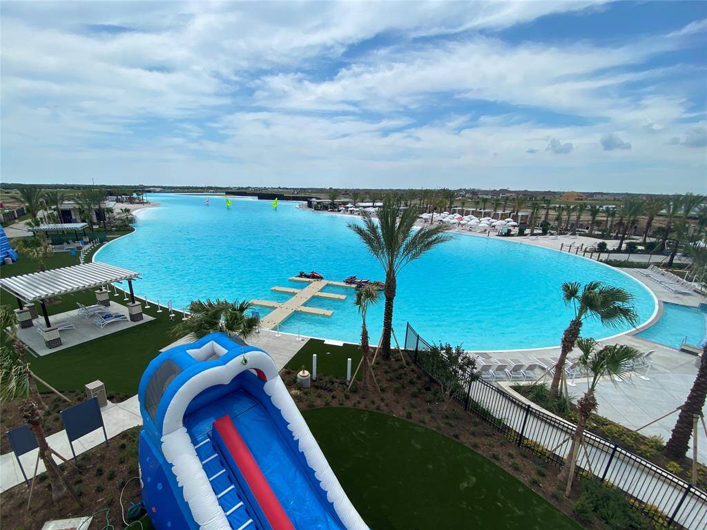 Dive into the heart of the most exciting entertainment district in Texas. The 12-acre Lago Mar crystal clear lagoon is the largest in Texas and a unique staycation destination.