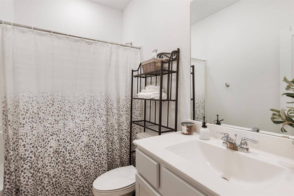 Secondary bathroom with a shower/tub combo.