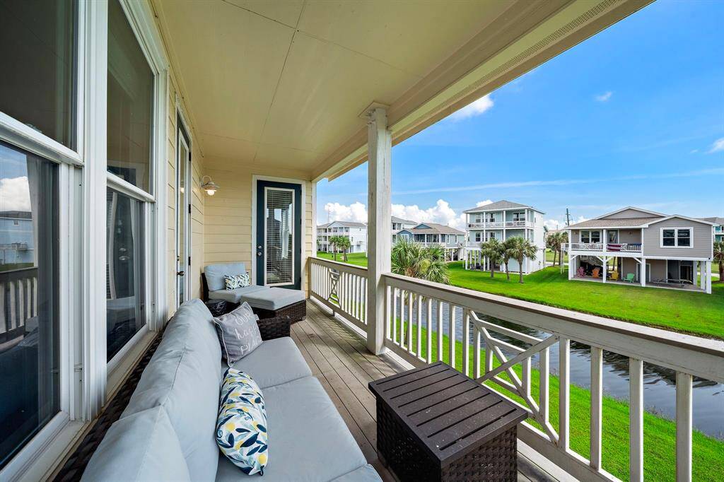 Comfortable outdoor furniture to enjoy the views and ocean breeze!