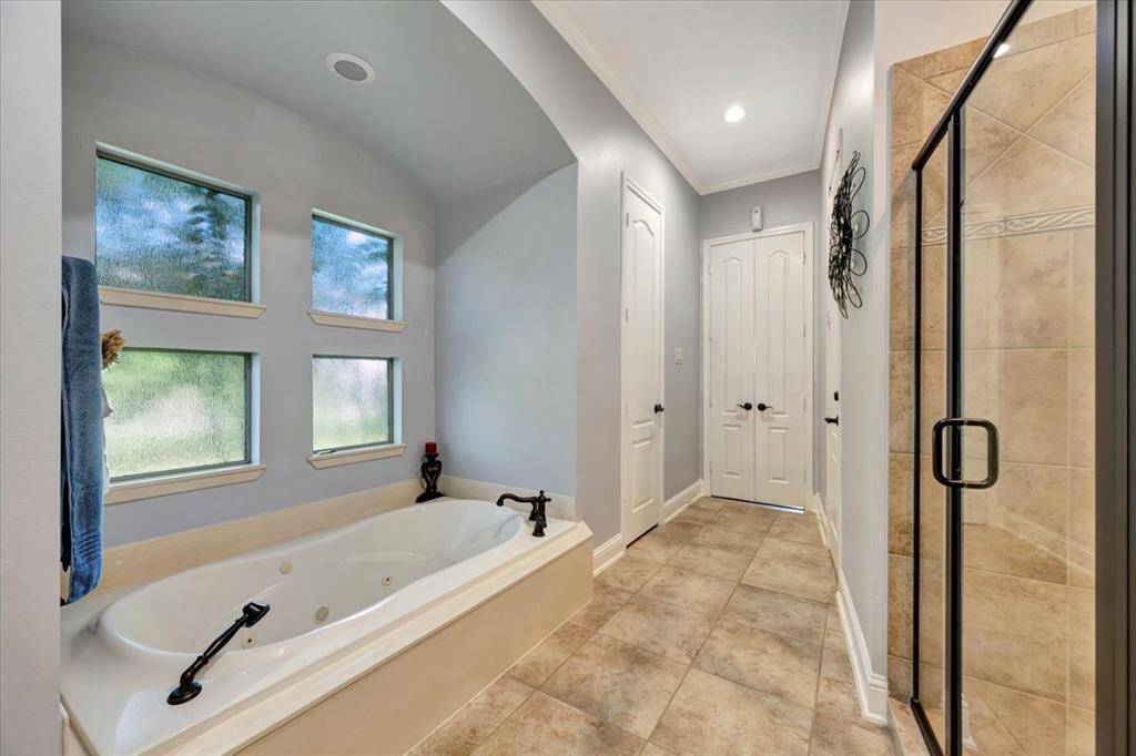 Large tub with spa like feathrues.