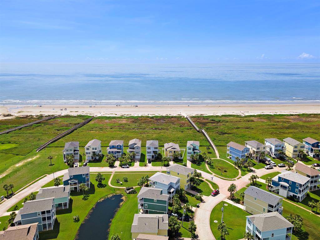Just a short stroll to the community walk over and you are in paradise!