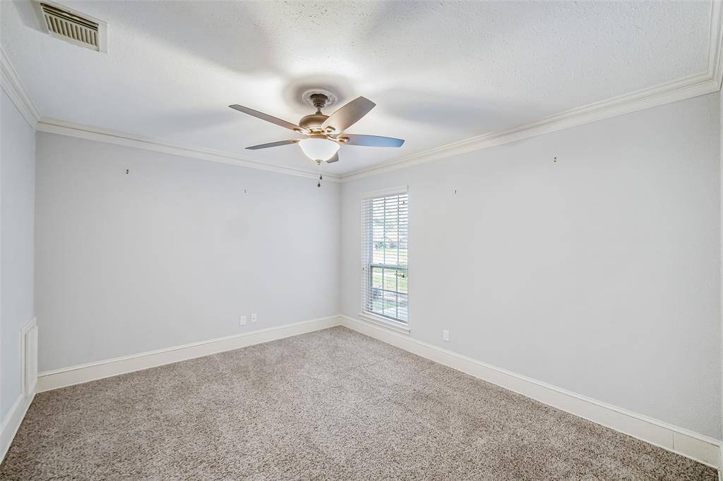 Secondary bedroom.