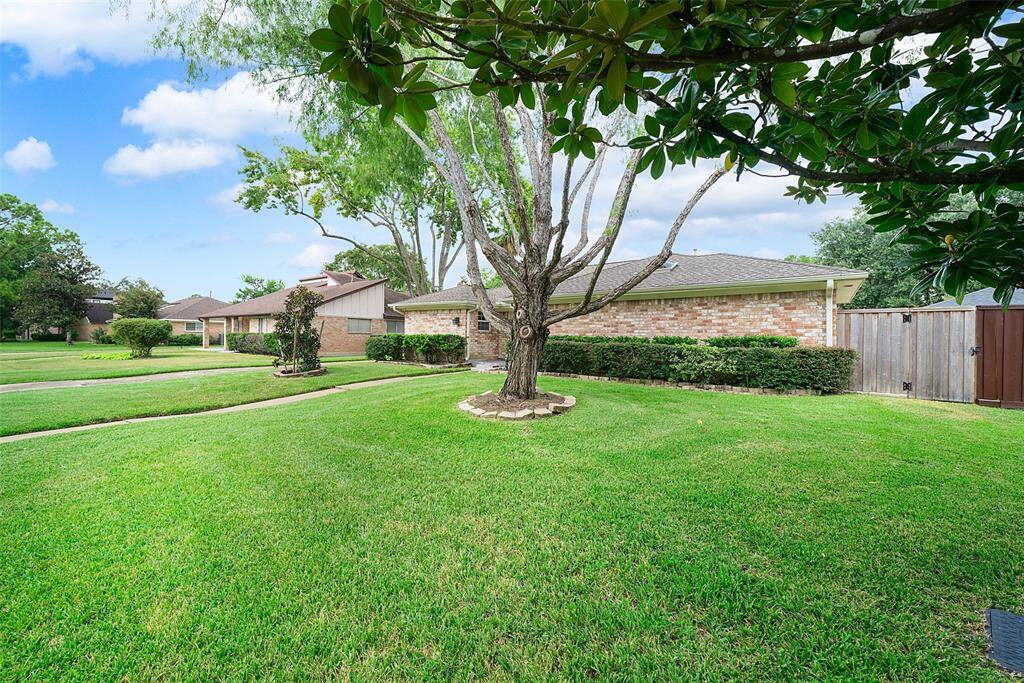 Beautifully landscaped front yard!