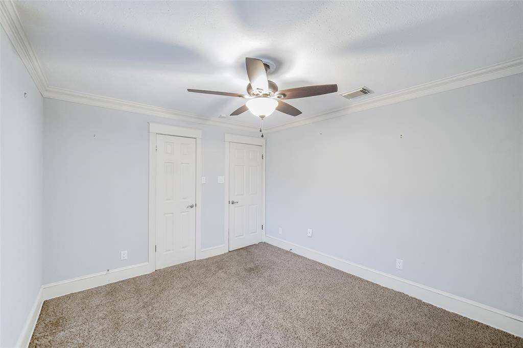Secondary bedroom.