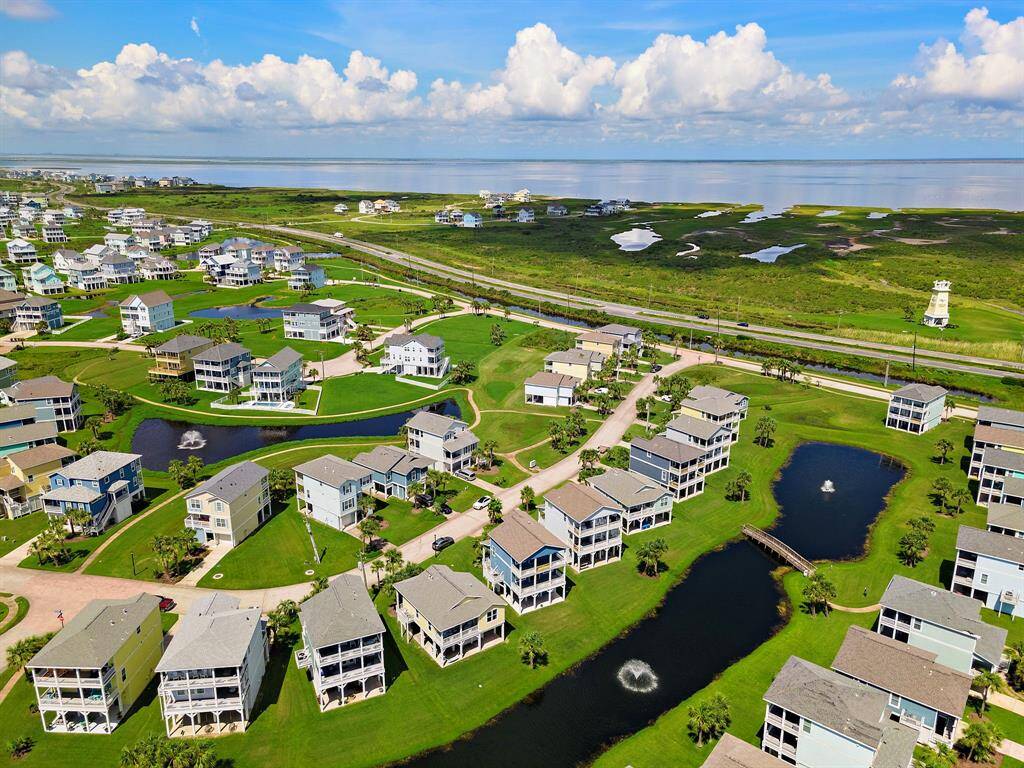 The community maintains the lawns and ponds with fountains.  The bayside offers a lazy river pool and fishing pier.