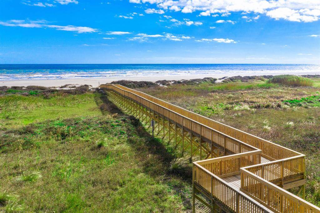 Walkovers throughout the community to the beach.