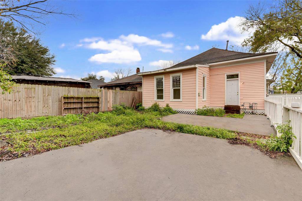 Backyard, room for 2 cars