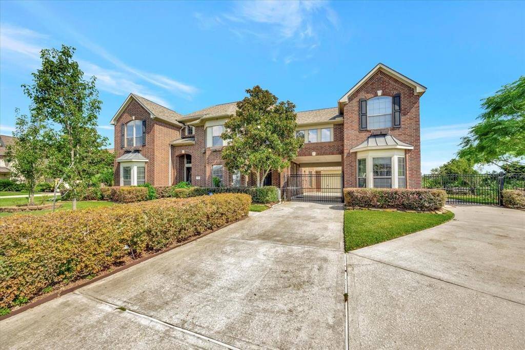 Love a long circle driveway with remote gate access.