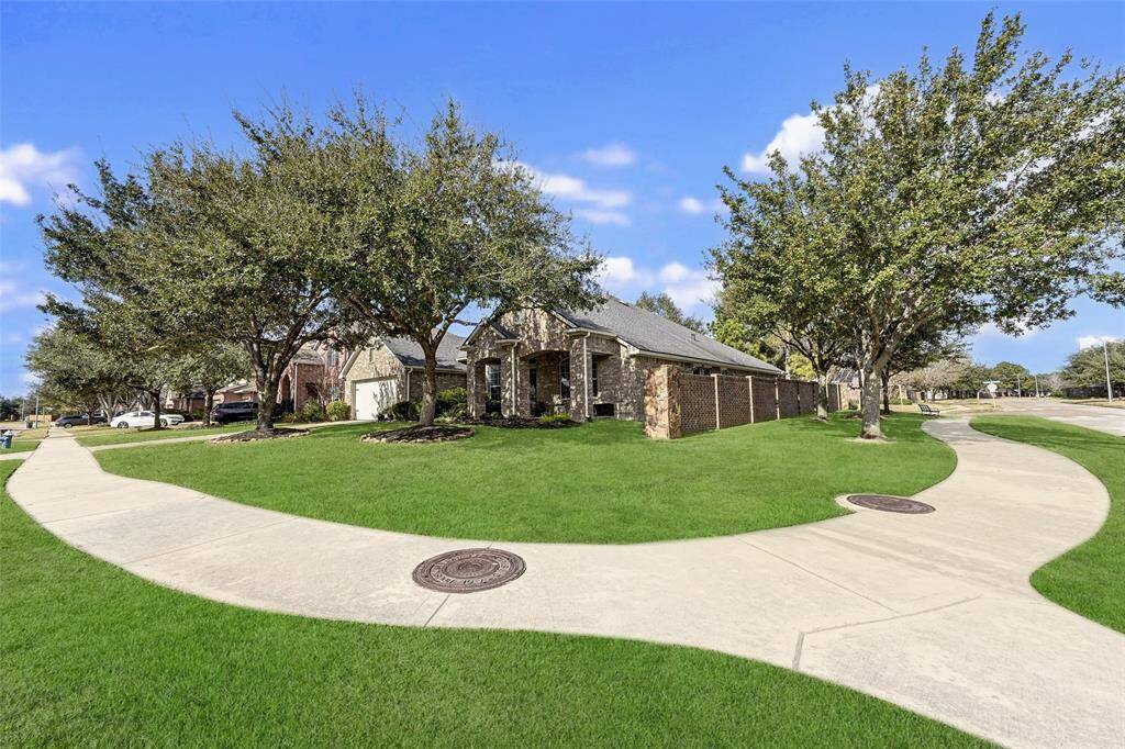 Nice corner lot