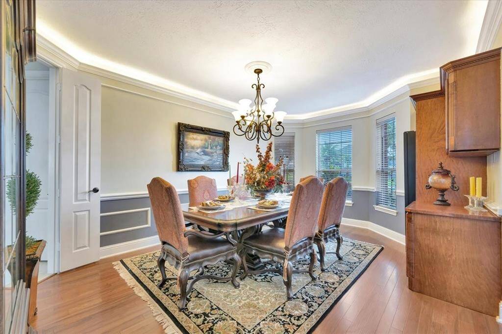 Large dining room to entertain large gatherings.