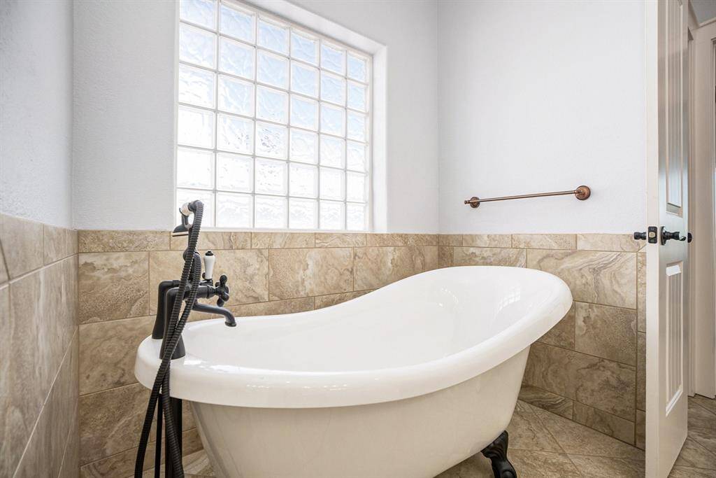 Separate soaking tub