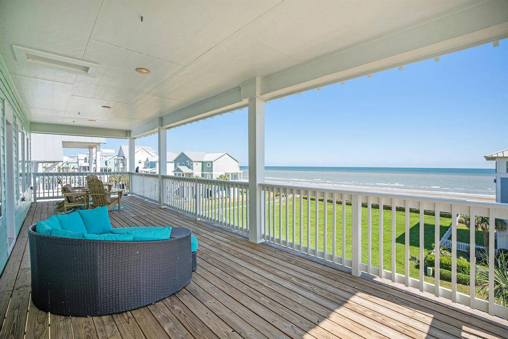 2nd level balcony with stunning gulf views