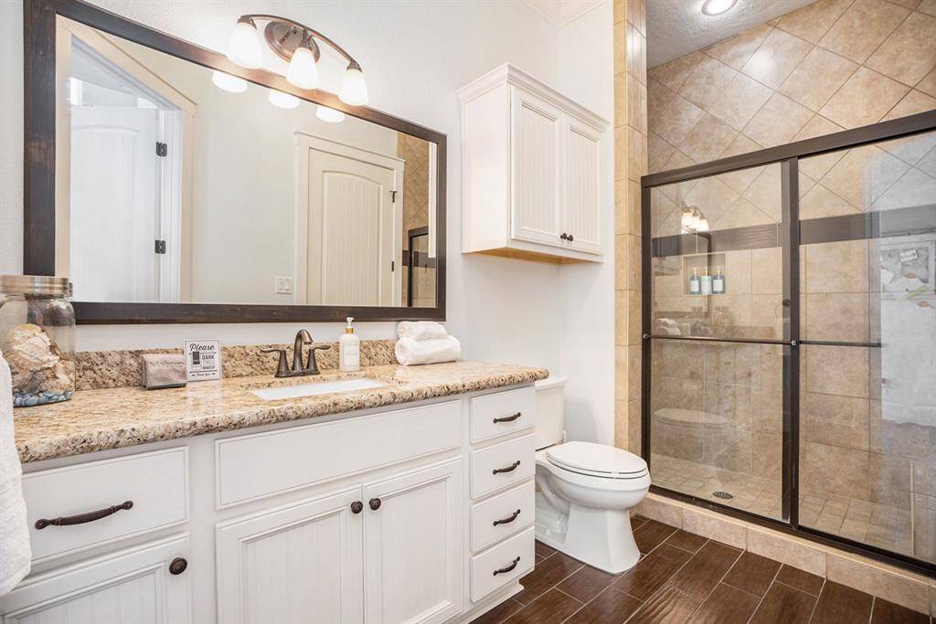 Bathroom that can be accessed from bedroom 4 and the hall