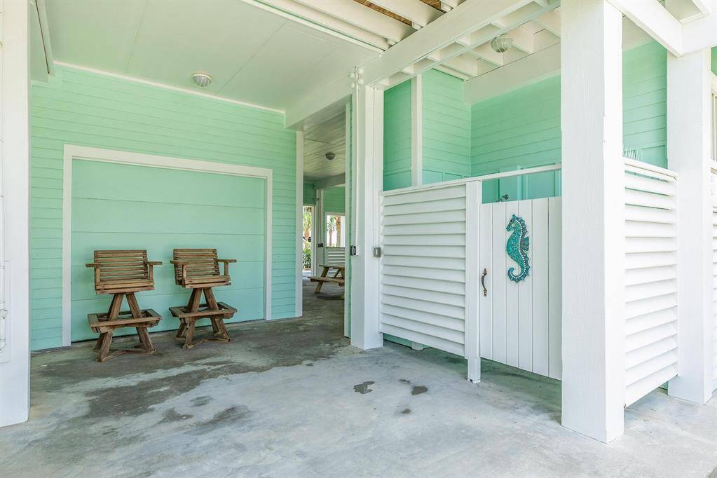 Spacious area with outdoor shower