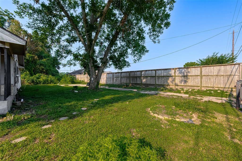 Secure and private with complete fencing.