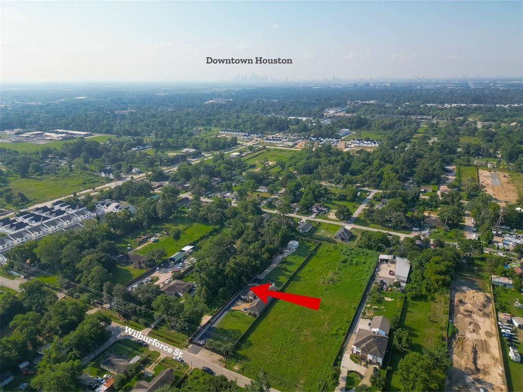 Spacious, green lot surrounded by trees and nearby new construction. Close proximity to downtown Houston.