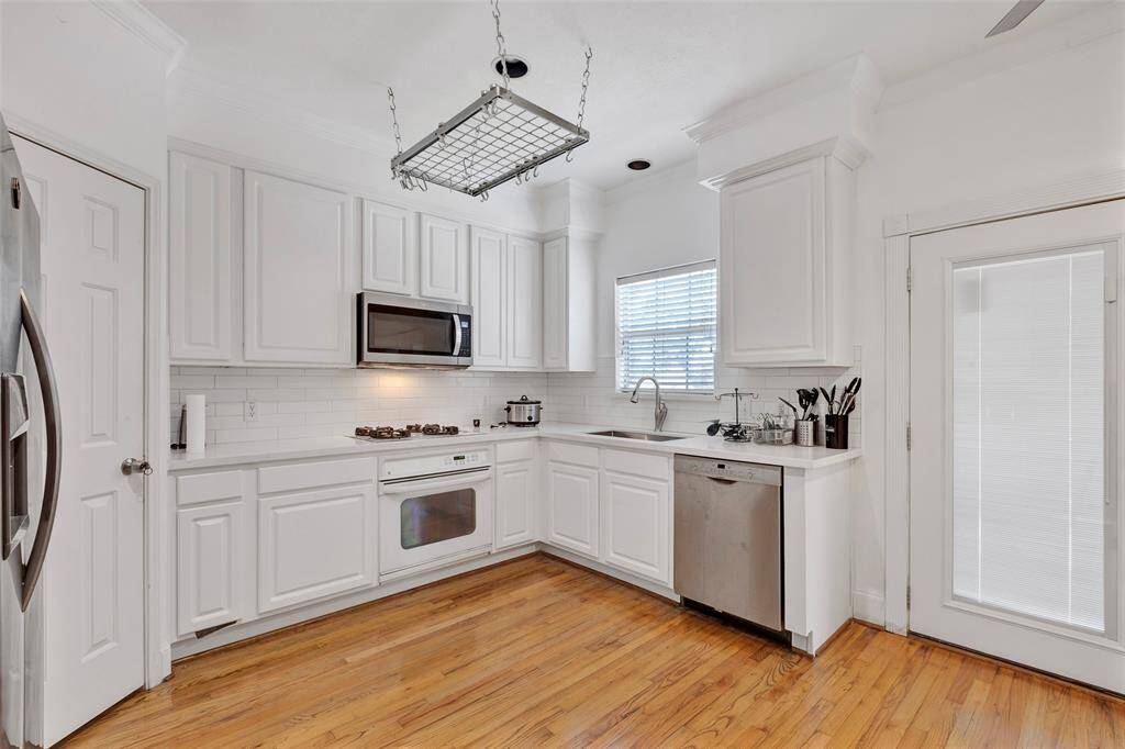 Another view of the kitchen.