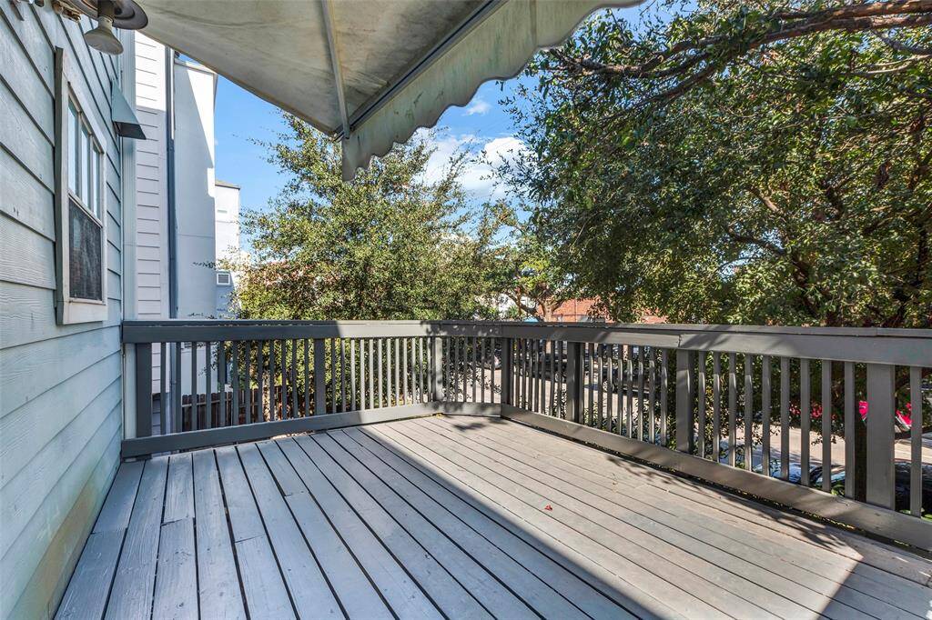 This is a small gated community close to the best restaurants and shops in Houston!