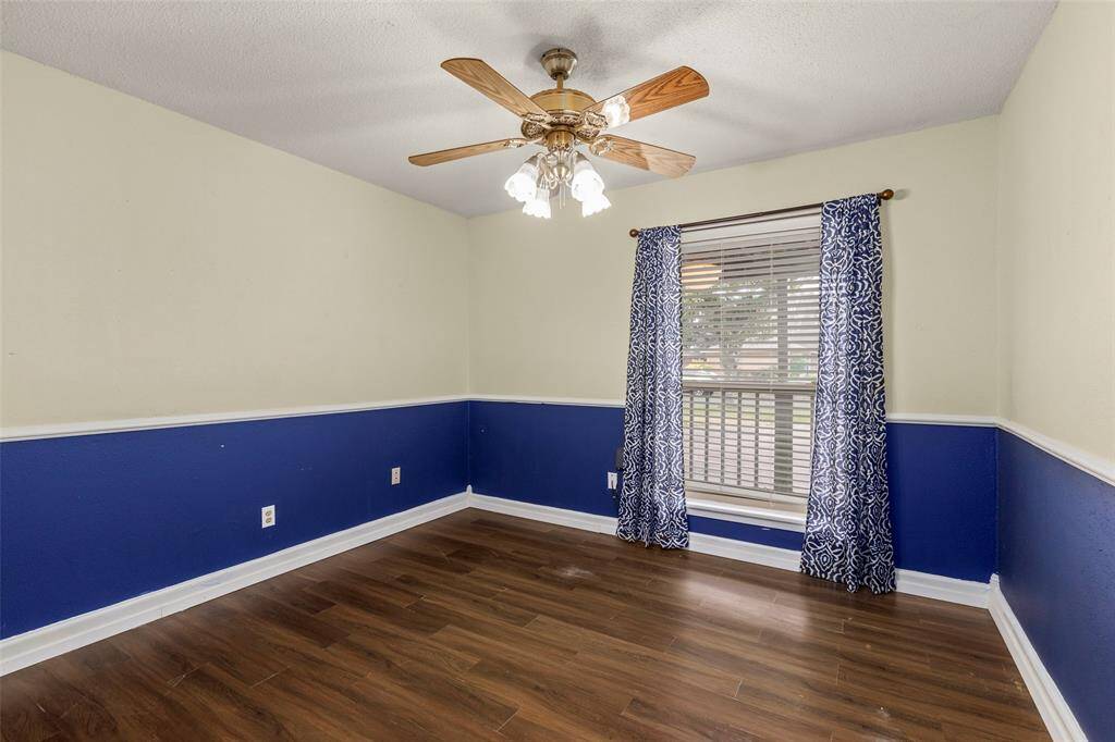 Secondary bedroom with ceiling fan.