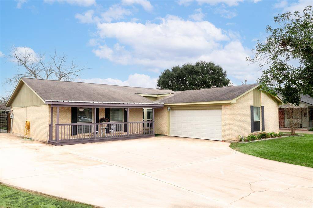 Welcome to 1811 Willow Bend a 3-bedroom 2 bath home with attached garage and extra driveway parking.