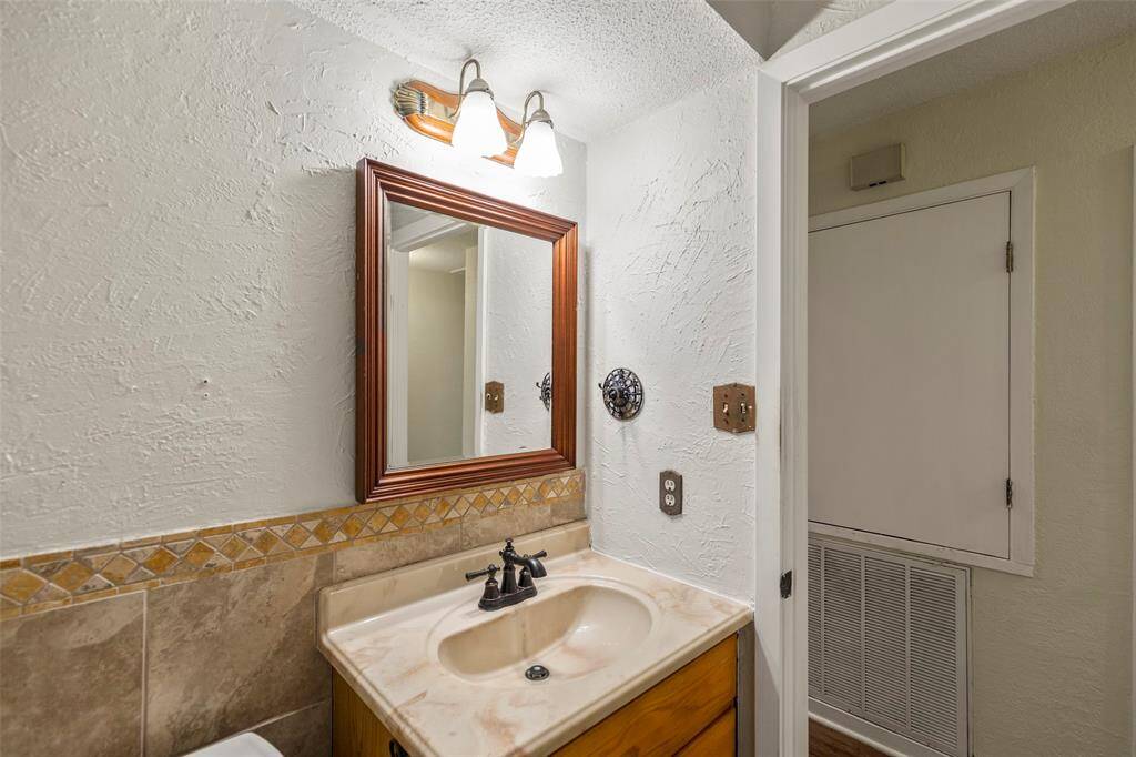 Hall bathroom with tub/shower.