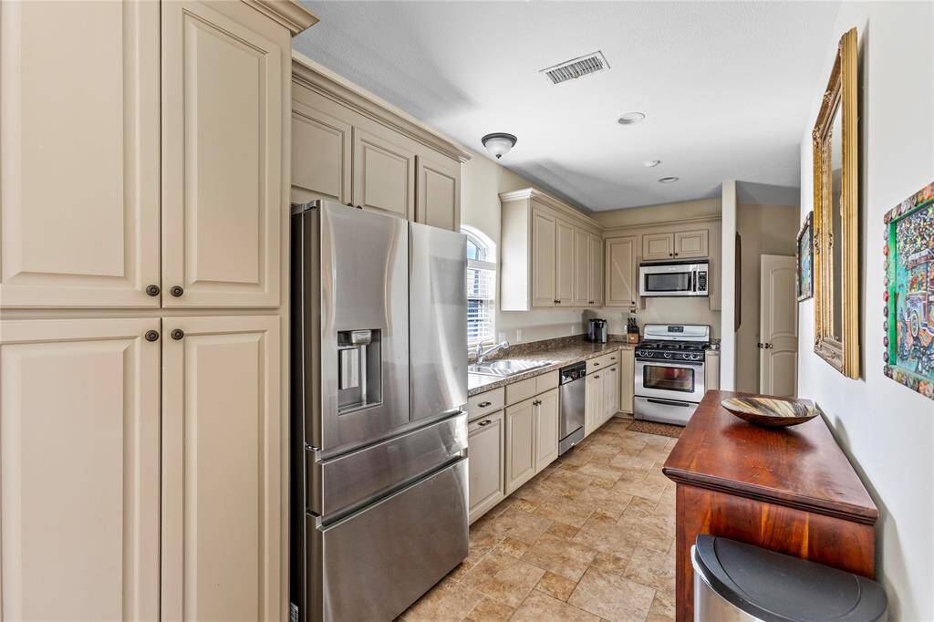 Full size appliances in the guest suite.