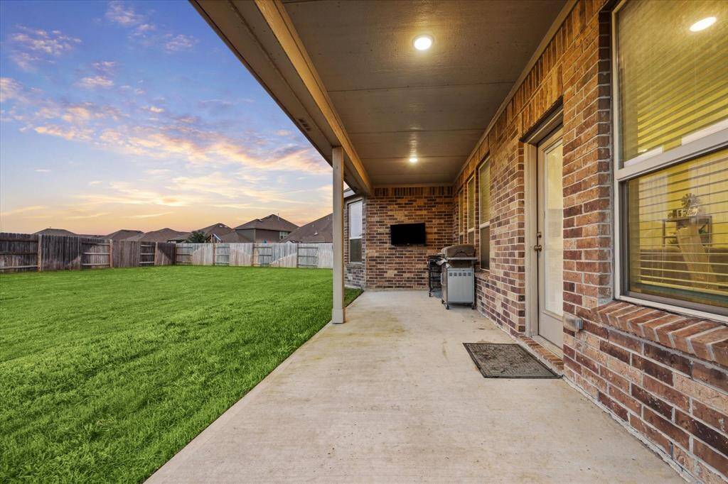 Covered Patio with high ceiling and recessed lighting.