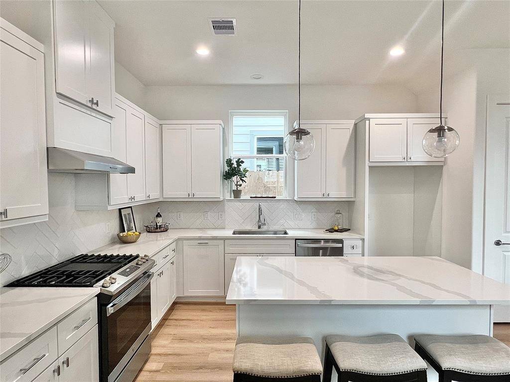 Chef-inspired kitchen with top-of-the-line stainless steel appliances.?