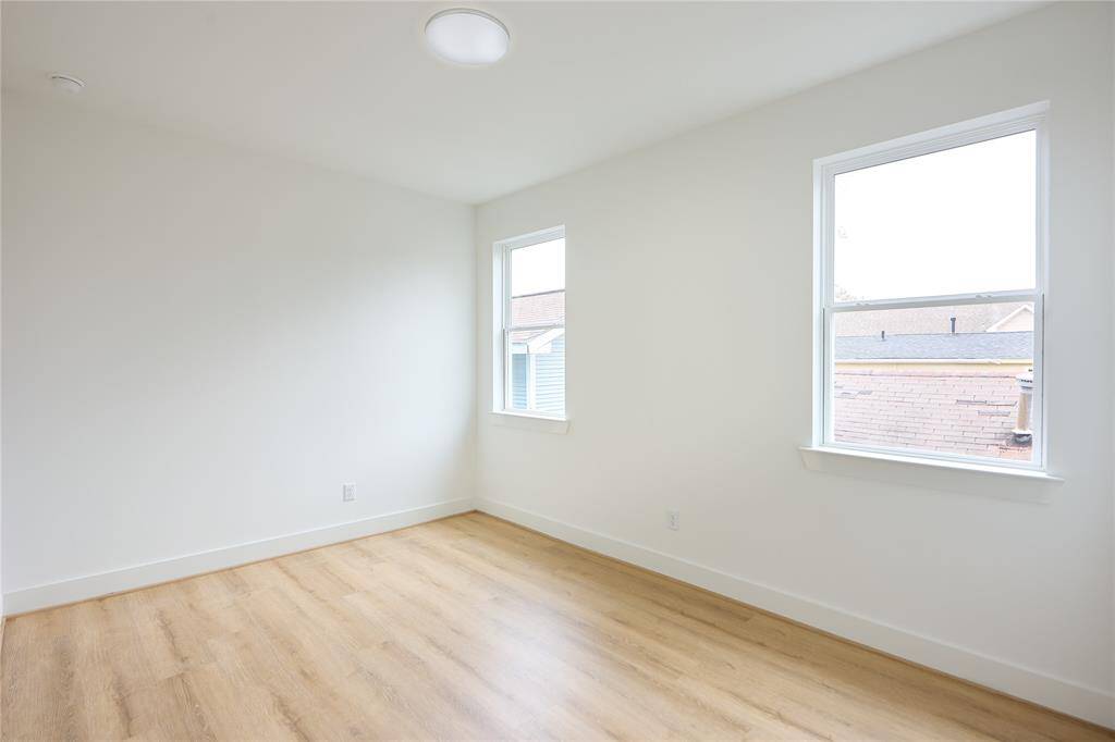 Bright and airy bedroom perfect for family or guests.?
