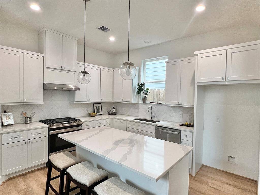 Expansive quartz island providing ample prep space and seating.?