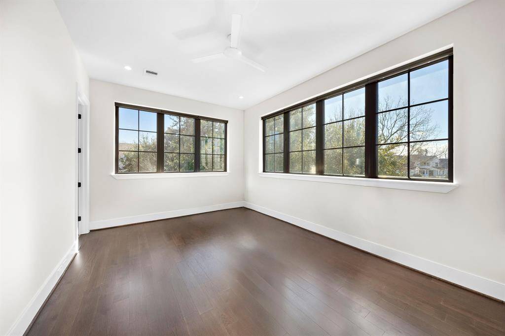 A spacious guest bedroom located upstairs in the Casita.