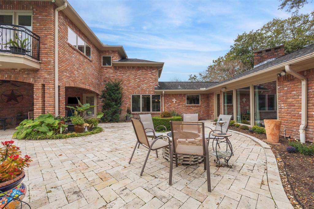 Welcome to the outdoor patio ready for your next gathering. This outdoor kitchen area is waiting for your summer grill outs or watching those Sunday night football games!