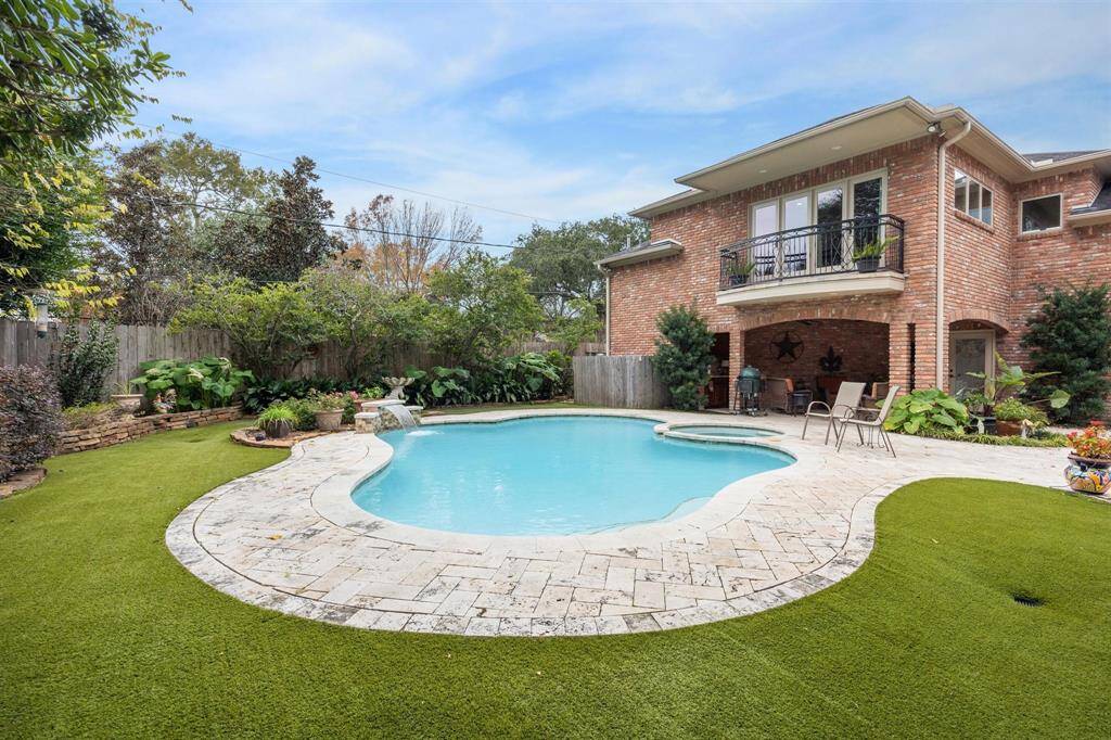 Beautiful landscaping and great flow for entertaining or just relaxing in your own hidden oasis. Well secluded and private from neighbors.