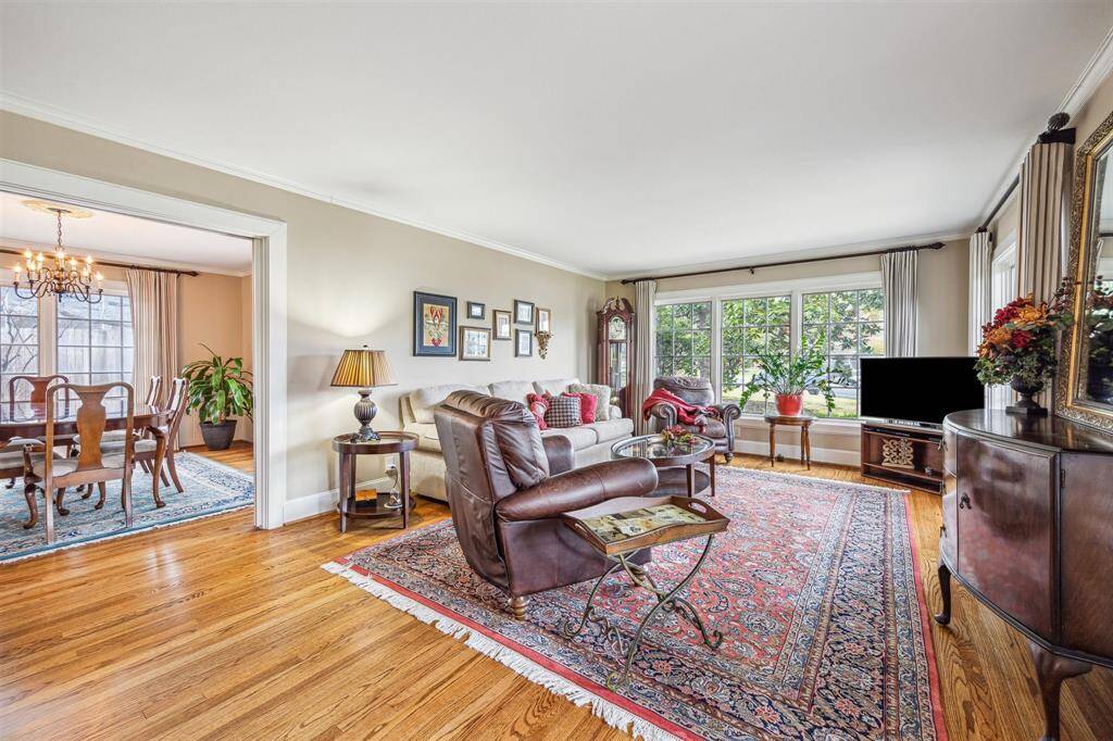 Welcome home to your beautiful home located in the heart of Houston with easy access to shopping, office buildings, hospitals and entertainment. They don't make homes like this anymore!