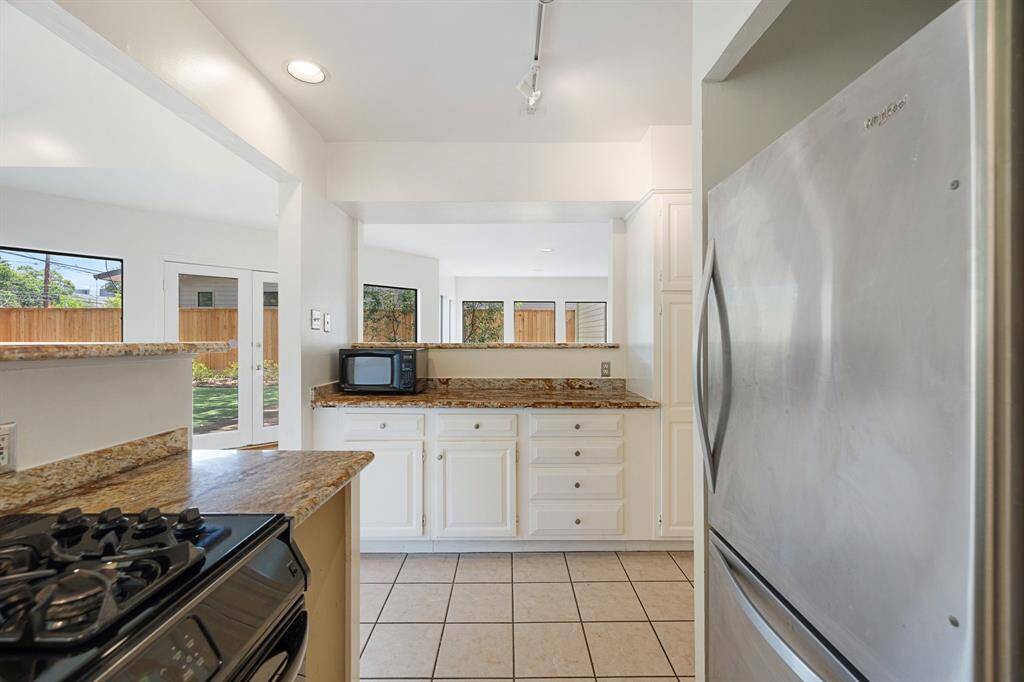Gas stove, and mainly stainless steel appliances.