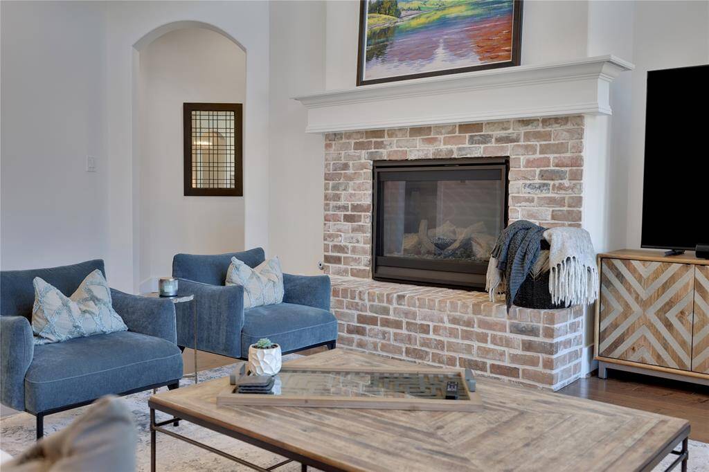 Impressive gas log fireplace in family room - Wood floors