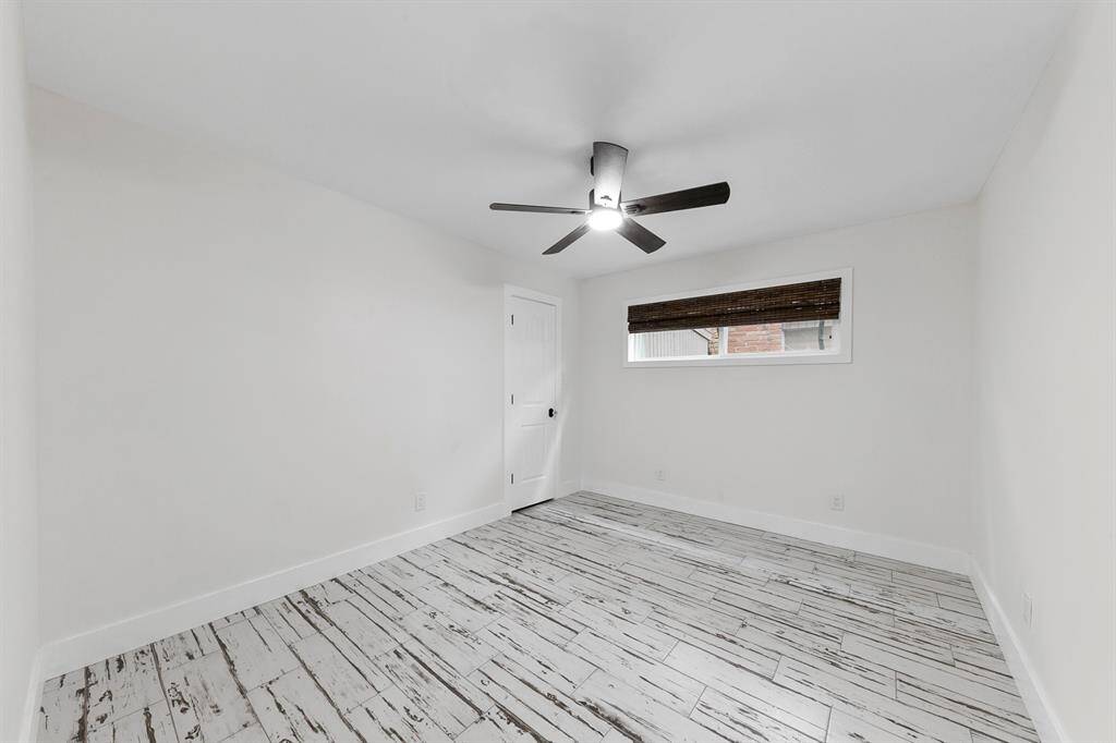 Comfortable secondary bedroom, ideal for guests or a home office, with plenty of natural light and closet space.