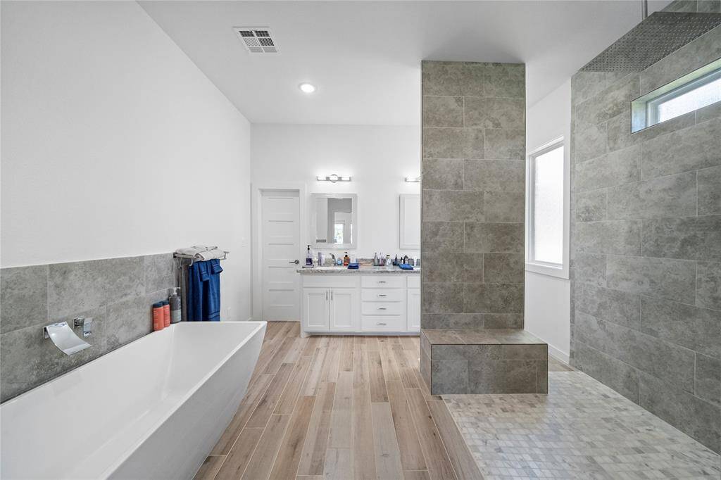 Another view of the main bath.