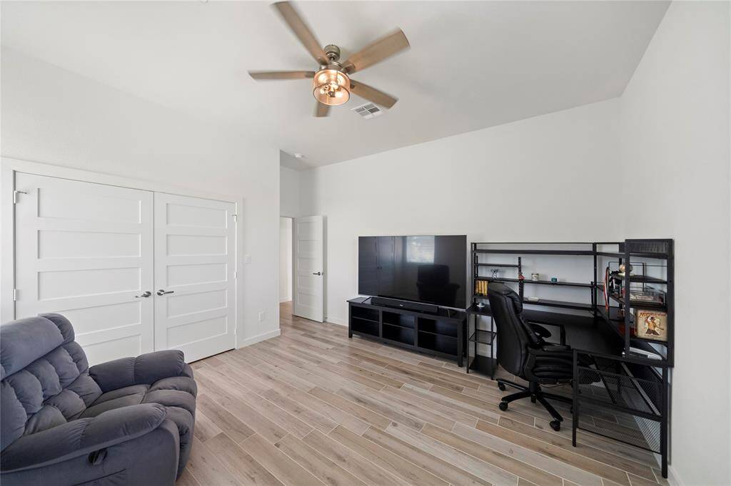 Second bedroom.