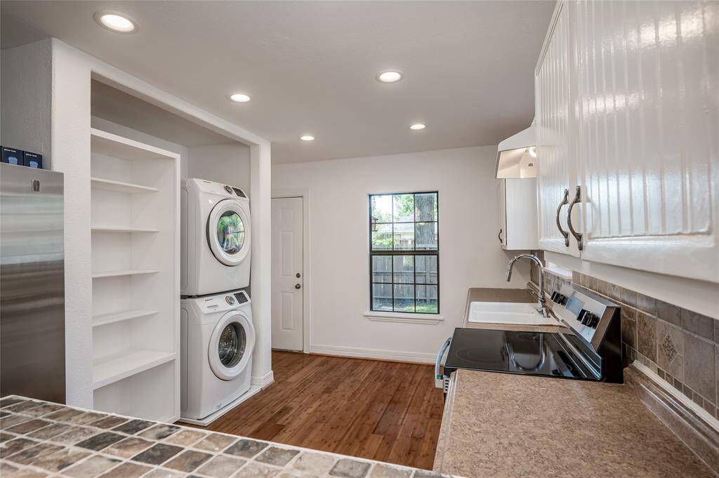 The downstairs unit has a back door that leads to the back yard.