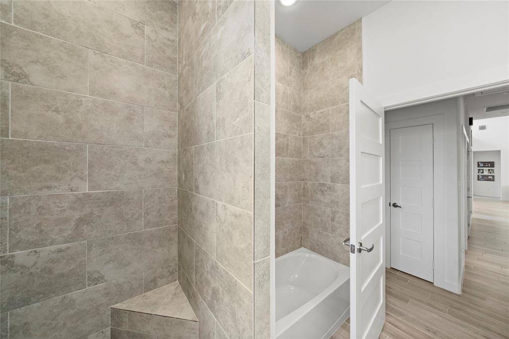 Shower and tub in the second full bath.